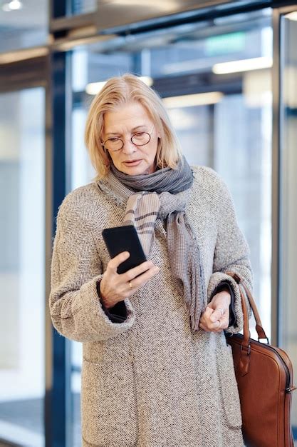 Mujer De Negocios Utilizar Tel Fono M Vil En Oficina Foto Premium