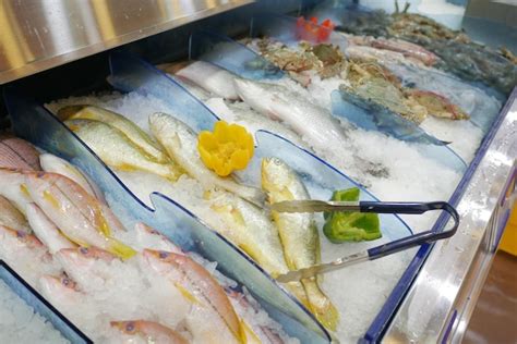 Pescado Fresco En Hielo En La Tienda Del Mercado Local Foto Premium