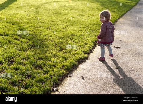 Fille Qui Marche Dans Le Parc Banque De Photographies Et Dimages