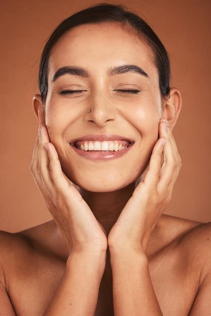 Cosm Ticos Mujer Joven Cara Y Sonrisa Feliz Orgullo Y Confiada Con