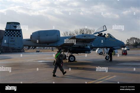 Los aviadores asignados al Escuadrón de Caza Generación 25th realizan