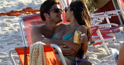 Aos Beijos Bruno Gissoni E Yanna Lavigne Curtem Praia No Rio