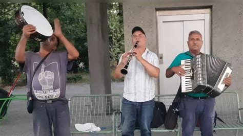 Artistet E Rruges Me Valle Treshe Te Jugut Ju Pershendesim Nga Tirona