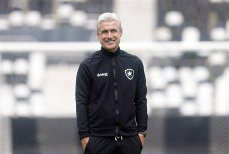 Luís Castro técnico do Botafogo será comentarista do sportv na