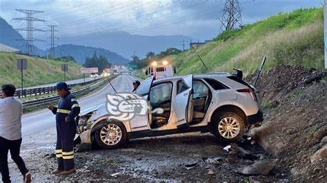 Camioneta del año sufre percance en la la autopista Córdoba Puebla