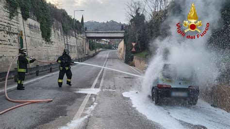 Urbino Fossombrone Auto In Fiamme Illeso Il Conducente