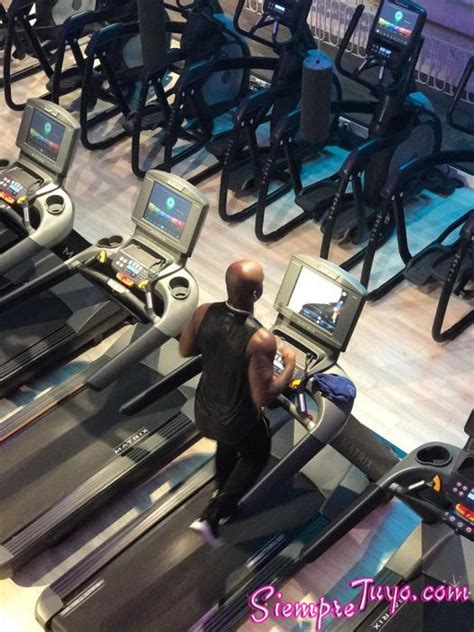 Soy escort y actor porno professional súper dotado WhatsApp 6586200871 Escorts Gay Gigolos