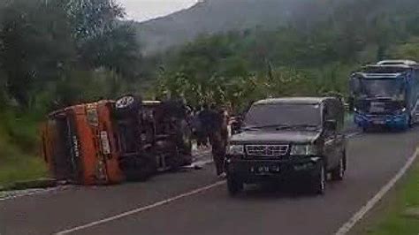 Kecelakaan Di Tulungagung Elf Rombongan Tk Dari Nganjuk Terguling Di