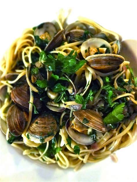 Scrumpdillyicious: Linguine with Clams in White Wine Sauce