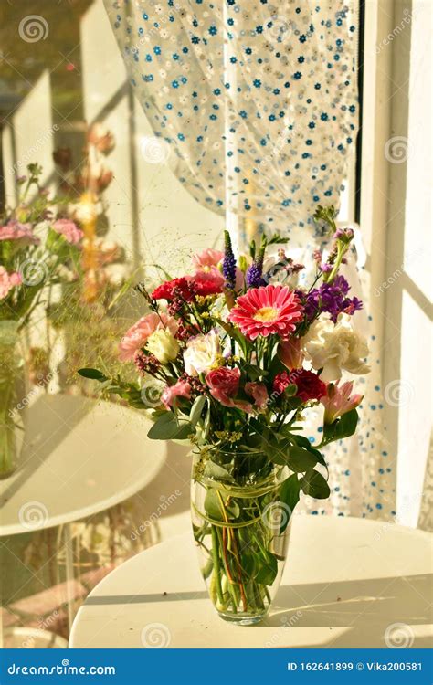 Bouquet Di Fiori In Un Vaso Sul Tavolo Sfondo Di Fioritura Floreale Di