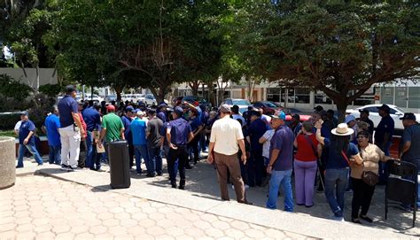 Se Manifiestan Guerreros Unidos En El Palacio Municipal De Guasave