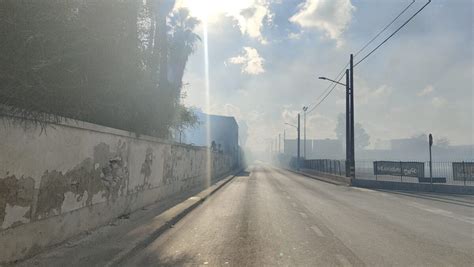 Siracusa Vasto Incendio In Via Elorina Strada Chiusa Al Traffico Per