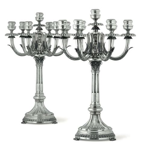 Monumentale Coppia Di Candelabri In Argento Fuso Sbalzato E Cesellato