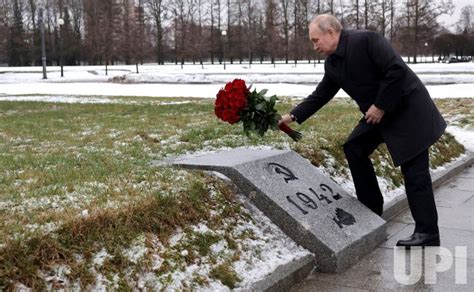 Photo Russian President Vladimir Putin Lays Flowers At The