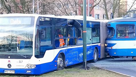 Krak W Dramatyczne Zderzenie Autobusu Z Tramwajem Przy Dh Wanda Kilka