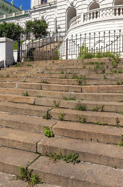 Una Vecchia Scala Esterna Di Pietra Gradini Di Cemento Di Pietra Delle