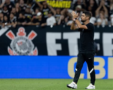 Corinthians anuncia demissão do técnico António Oliveira Placar