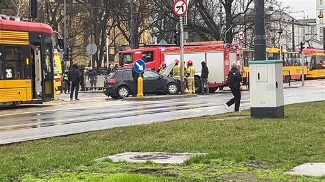 Warszawa Zderzenie Tramwaju Z Samochodem Na Pradze Utrudnienia Tvn