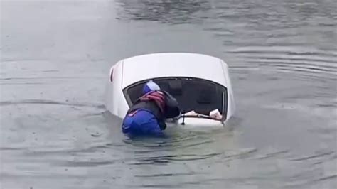 大雨視線差！ 男「連人帶車」落海 海巡急下水破窗救援生活 壹新聞