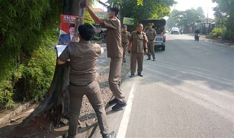 RRI Co Id Bawaslu Tertibkan Ribuan APK Langgar Aturan Di Tangerang