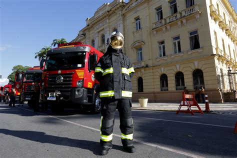 Investimento R Milh Es Governo Entrega Cinco Viaturas Para O