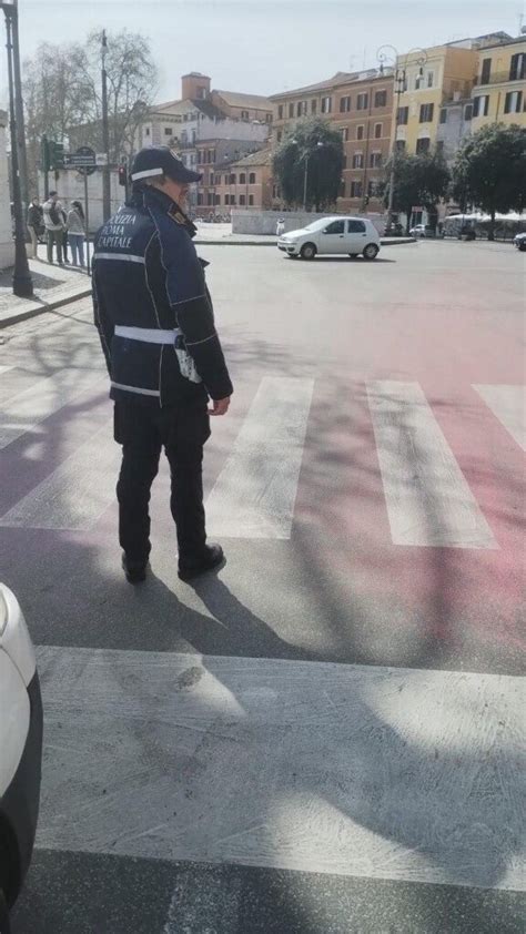 Roma Vernice Rossa Sulle Scale A Piazza Di Spagna Protesta