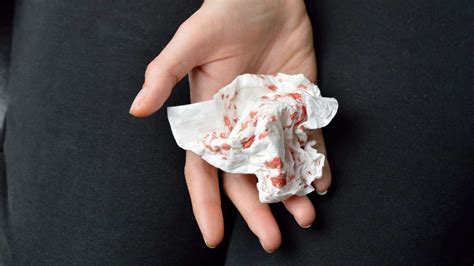 O'que Significa Cuspir Sangue - Cuspir sangue - Principais causas, sintomas e o que fazer