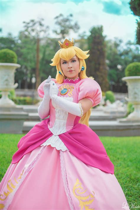 princess peach Princess peach cosplay, Super mario princess, Princess ...