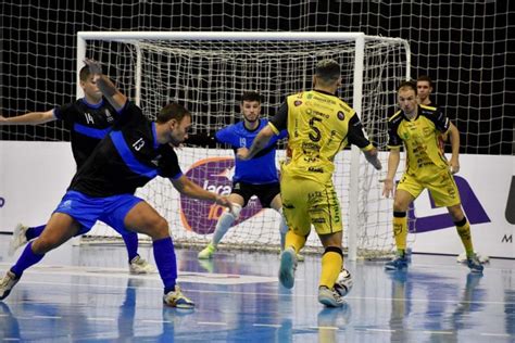 Jaraguá para no goleiro do Tubarão e empata amistoso na Arena LNF