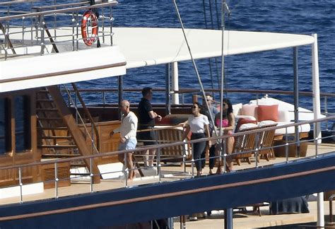 Jeff Bezos Y Lauren Sanchez Se Relajan En Baleares Con Su Descomunal