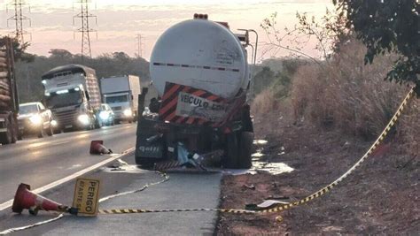 Motorista fica preso às ferragens após colisão carreta tanque na BR