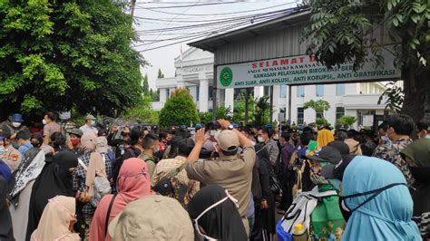 Foto Ratusan Simpatisan Habib Rizieq Padati Pn Jakarta Timur