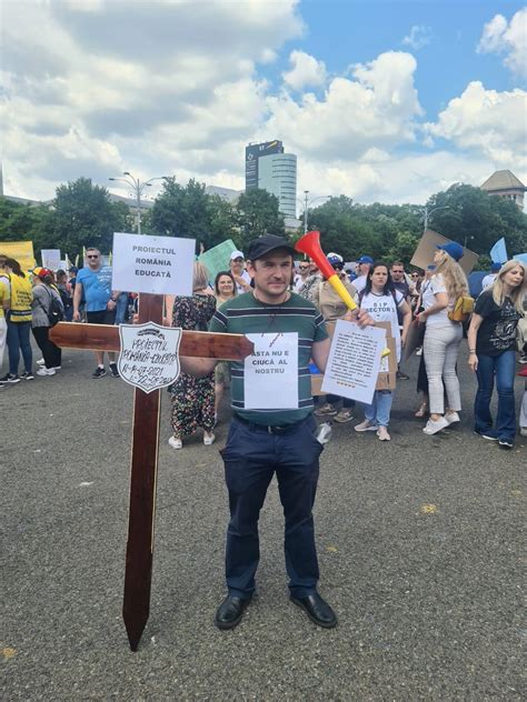 Peste De Cadre Didactice D Mbovi Ene Au Participat La Protestele De