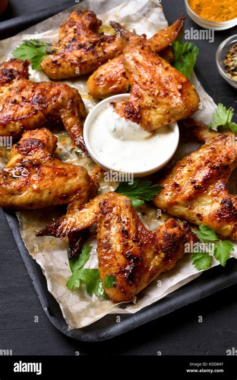 Ailes De Poulet Frit Avec Sauce Blanche Photo Stock Alamy