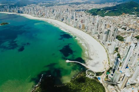 Praia alargada de Balneário Camboriú está 100 imprópria para banho