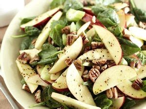 Ensalada de espinacas y manzanas para acompañar la cena de fin de año