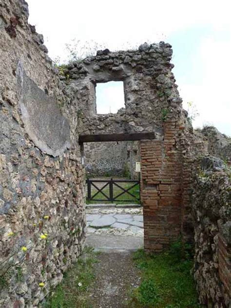 VII 4 41 Pompeii May 2010 Looking East To Entrance Doorway From