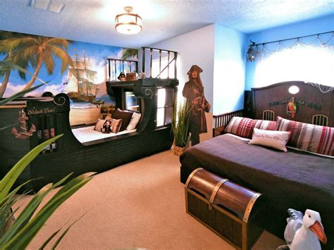 Pirates Of The Caribbean Room Sleeps 3 On Twin Black Pearl And Queen Captain S Qtr Deco Maison