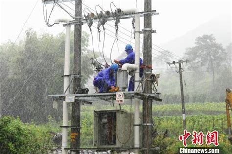 暴雨致福建长汀300多户用电受到影响 供电公司紧急抢修