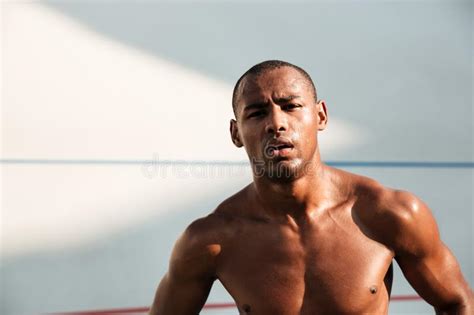 Retrato De Un Hombre Africano Hermoso Cansado De Los Deportes Restin