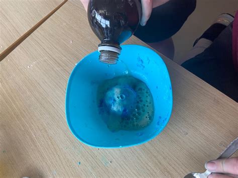 Science experiment with fizzy planets!