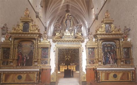 Pórtico entrada a la nave principal de la Cartuja de Miraflores (Burgos