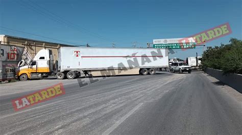 Caos vial por choque de tráileres