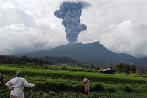 Hujan Abu Vulkanik Erupsi Gunung Marapi Selimuti Kabupaten Agam Dan