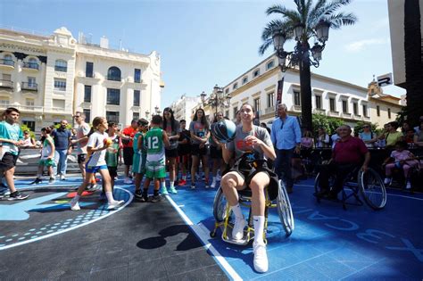 La selección española femenina de baloncesto visita la pista de 3x3