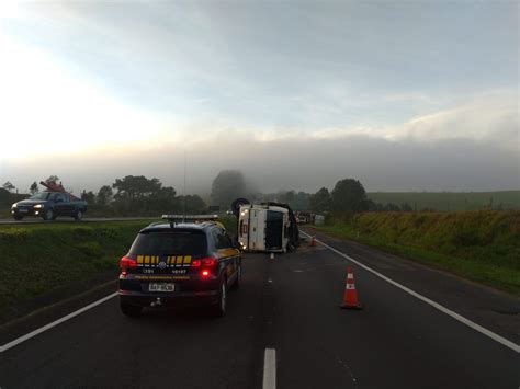 Caminh O Tomba Na Br E Motorista Morre Vvale