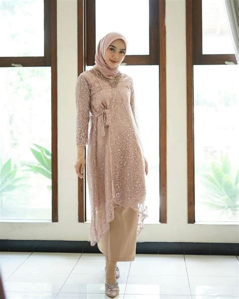 11 Style Kondangan Dengan Tunik Brokat Modis Sopan