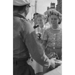 ImagesDéfense Des jeunes femmes viennent saluer le Kapitänleutnant