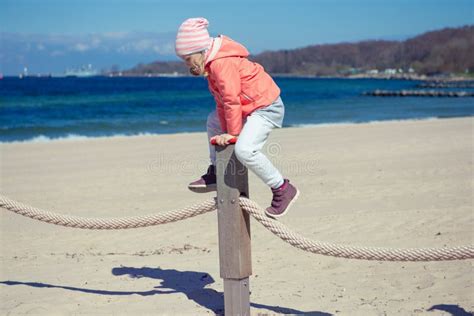 Petite Fille Adorable Jouant Au Terrain De Jeu Sur Une Plage Photo