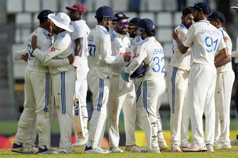 India celebrate after wrapping up the Test win | ESPNcricinfo.com